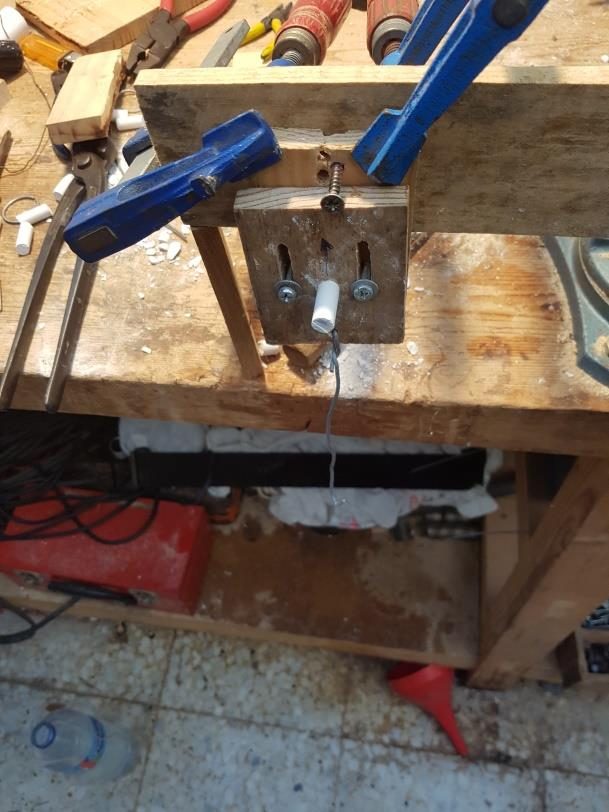 Twin-plate guillotine shear rig clamped to a workbench